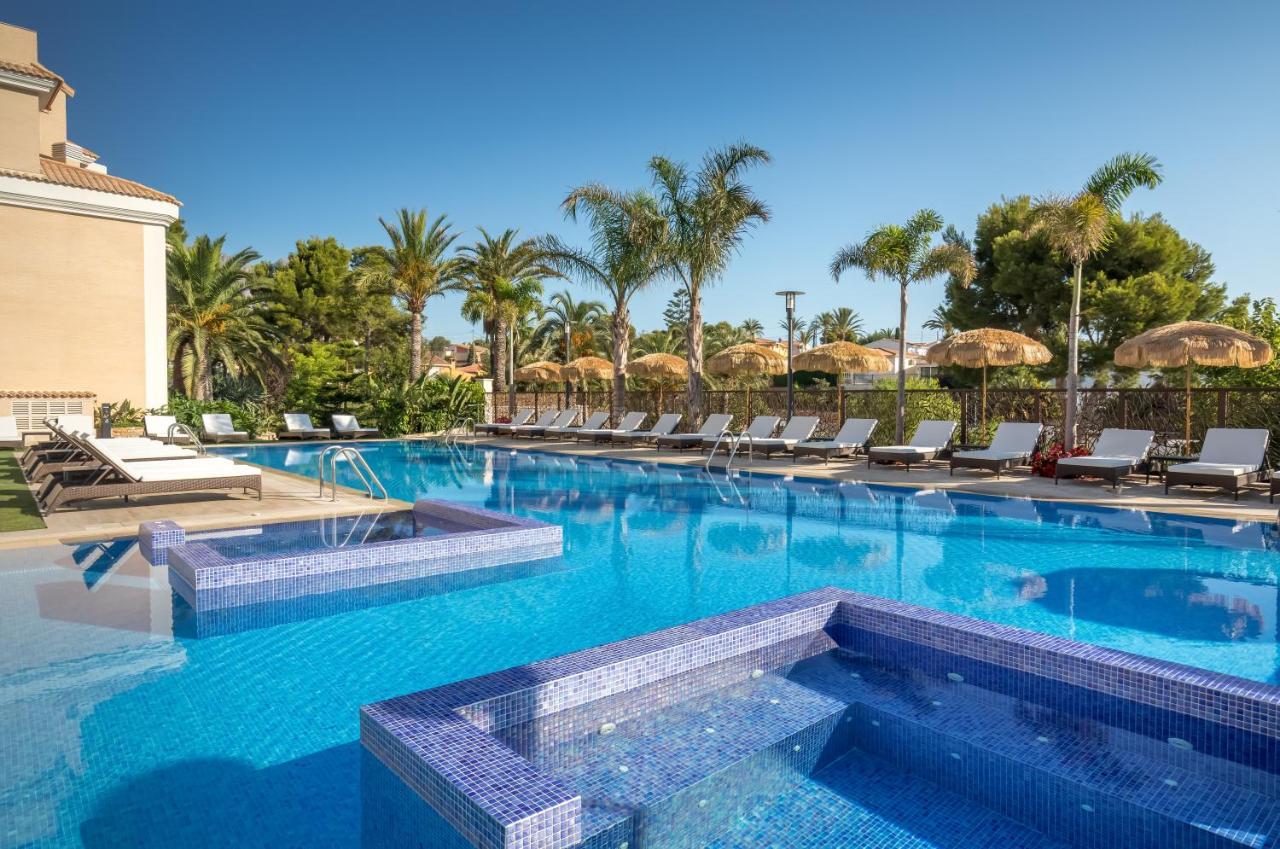 Barcelo La Nucia Hills Hotel Exterior foto The swimming pool at the hotel