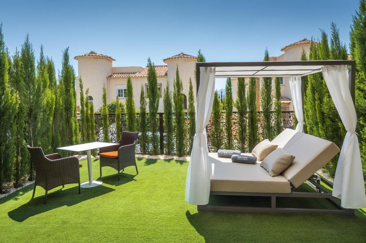 Barcelo La Nucia Hills Hotel Exterior foto Artificial grass in a garden