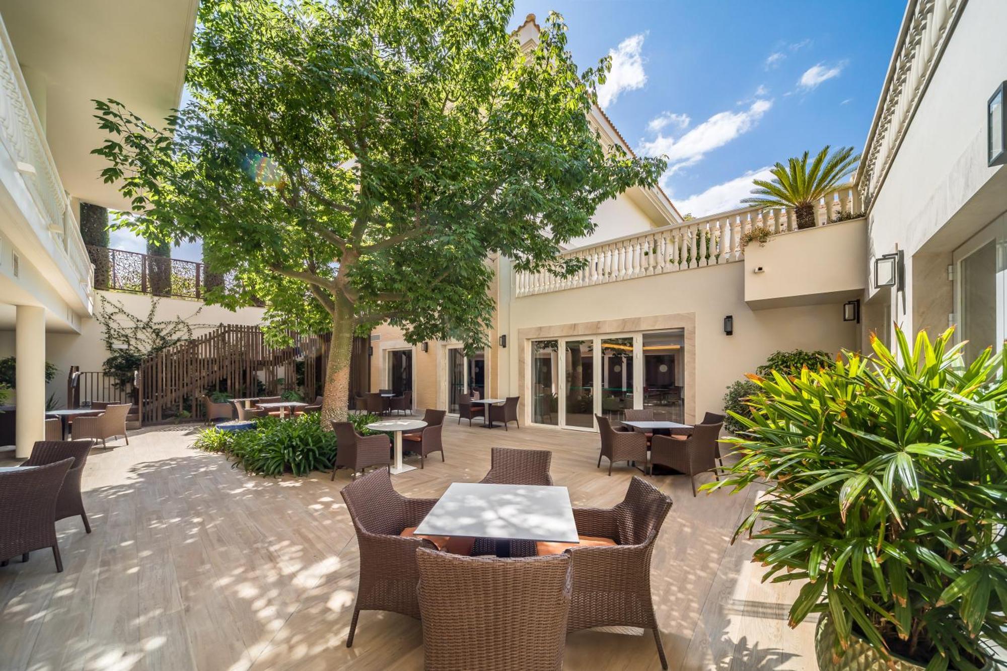 Barcelo La Nucia Hills Hotel Exterior foto The courtyard at the hotel